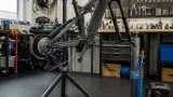 Feedback Sports lanza dos elevadores para talleres: eléctrico y neumático para bicis de hasta 45 kg
