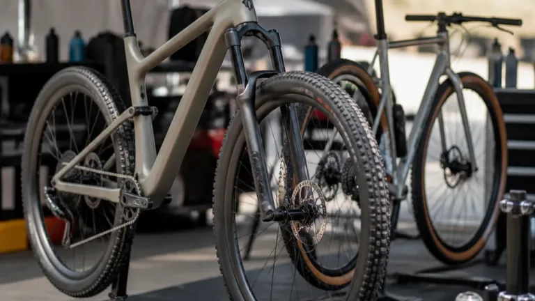 Trek muestra montajes avanzados y un manillar integrado en sus nuevas MTB de 32”